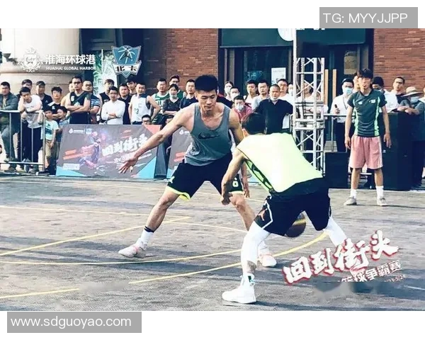 足球明星化身路人挑战街头篮球赛引发热议与欢笑 足球明星化身路人挑战街头篮球赛引发热议与欢笑