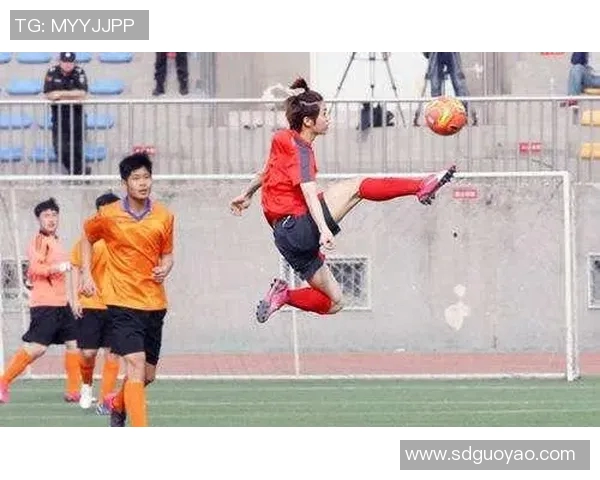 足球明星跪搓衣板引热议网友纷纷评论其背后的深意与社会责任 足球明星跪搓衣板引热议网友纷纷评论其背后的深意与社会责任